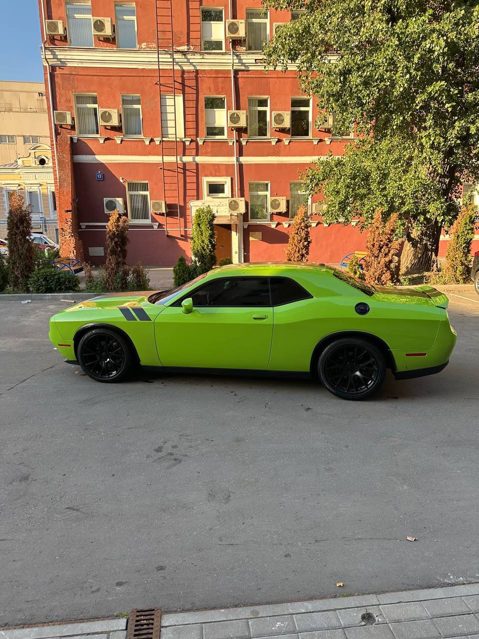 Dodge Challenger зеленого цвета